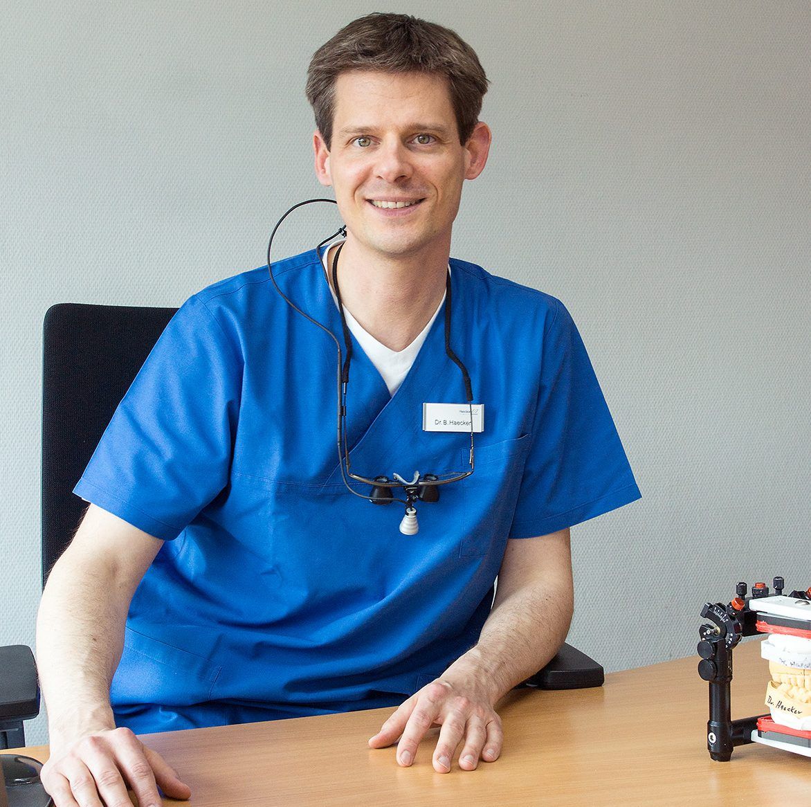Dr. Bernhard Haecker im Büro