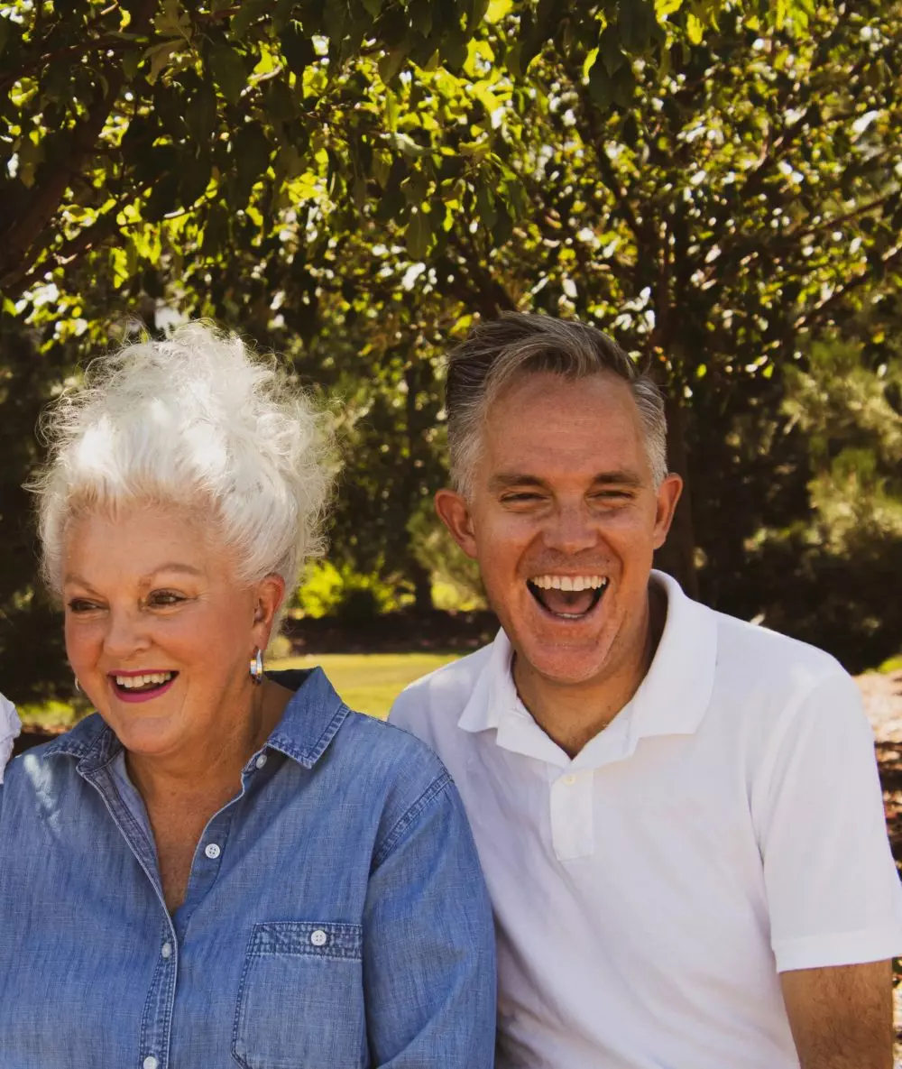 Lachendes älteres Paar im Grünen